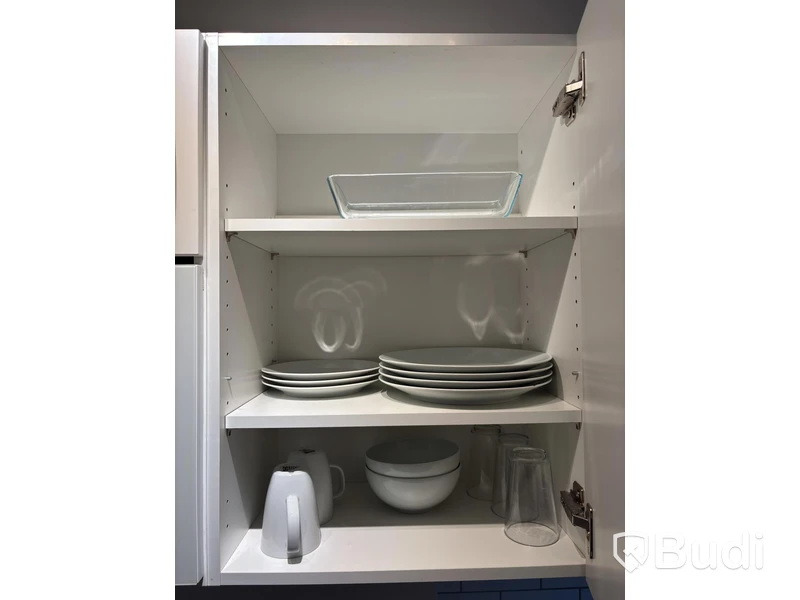 Inventarier till fullt möblerad enrummare - se alla bilder för komplett innehåll
