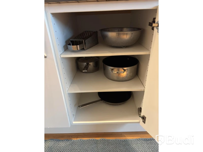 Inventarier till fullt möblerad enrummare - se alla bilder för komplett innehåll