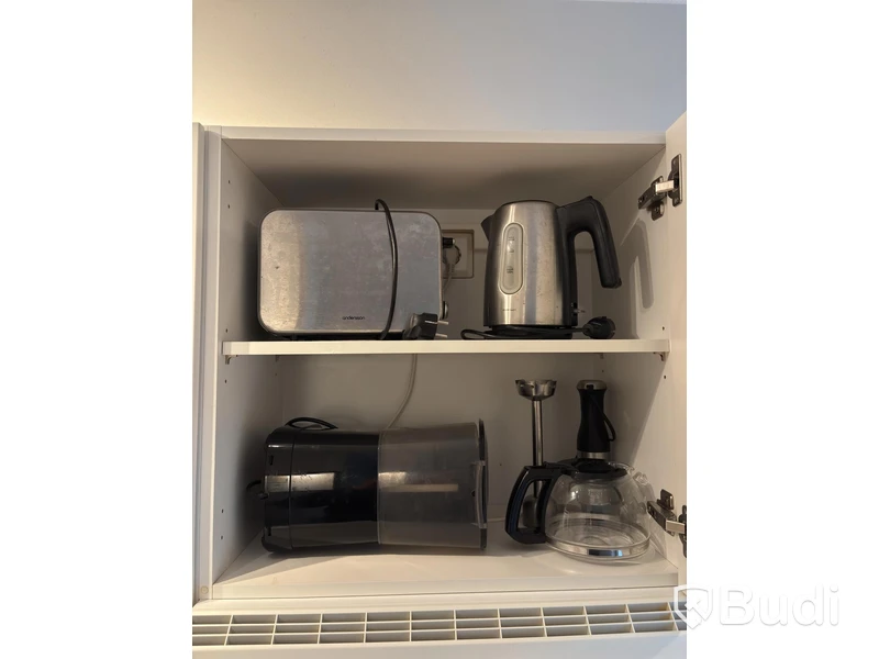 Inventarier till fullt möblerad enrummare - se alla bilder för komplett innehåll