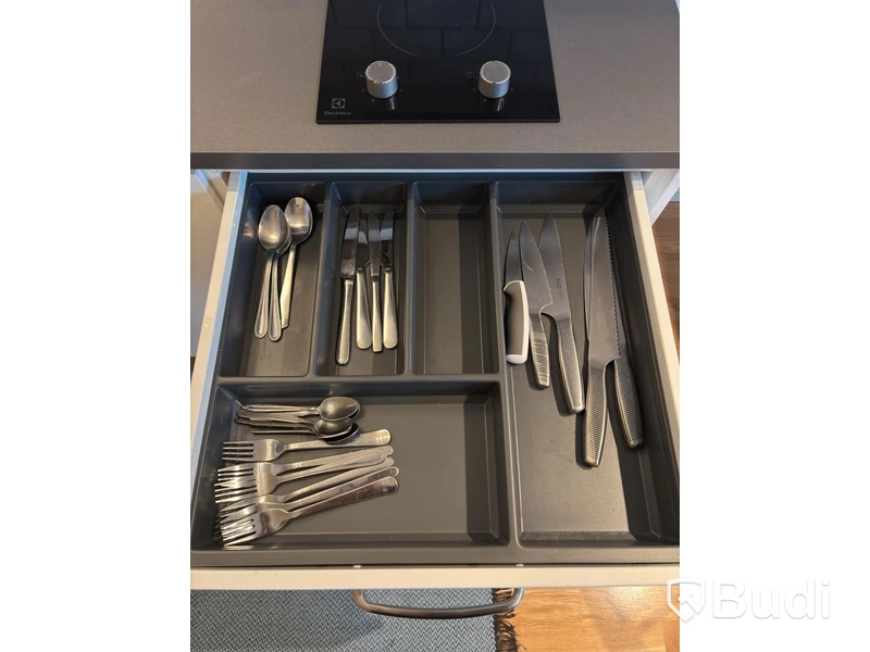 Inventarier till fullt möblerad enrummare - se alla bilder för komplett innehåll