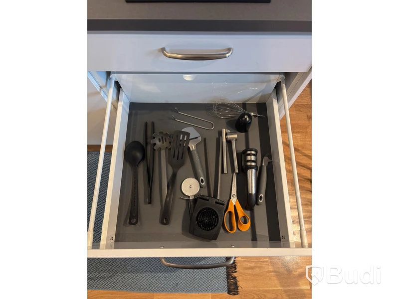 Inventarier till fullt möblerad enrummare - se alla bilder för komplett innehåll