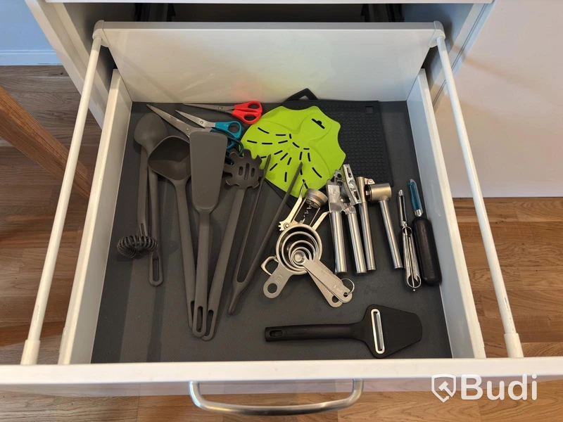 Inventarier till fullt möblerad tvårummare - se alla bilder för komplett innehåll