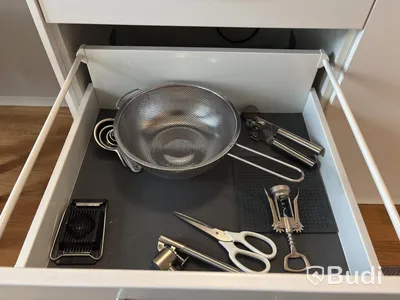 Inventarier till fullt möblerad enrummare - se alla bilder för komplett innehåll