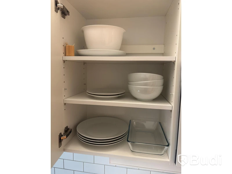 Inventarier till fullt möblerad enrummare - se alla bilder för komplett innehåll