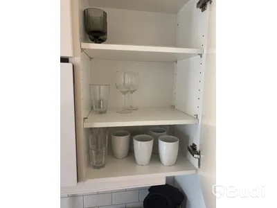 Inventarier till fullt möblerad enrummare - se alla bilder för komplett innehåll