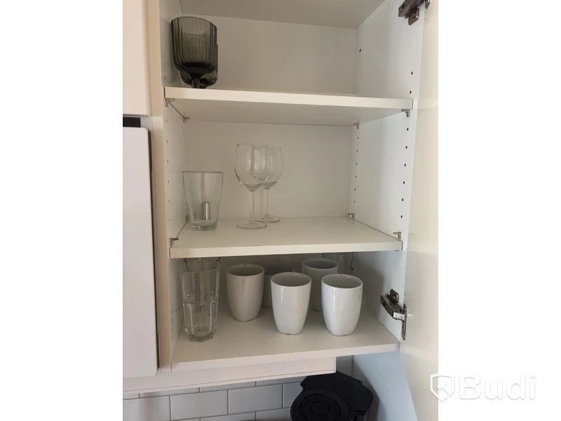 Inventarier till fullt möblerad enrummare - se alla bilder för komplett innehåll