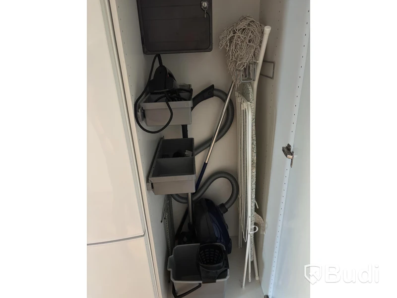 Inventarier till fullt möblerad enrummare - se alla bilder för komplett innehåll