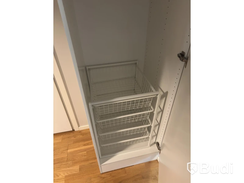 Inventarier till fullt möblerad enrummare - se alla bilder för komplett innehåll