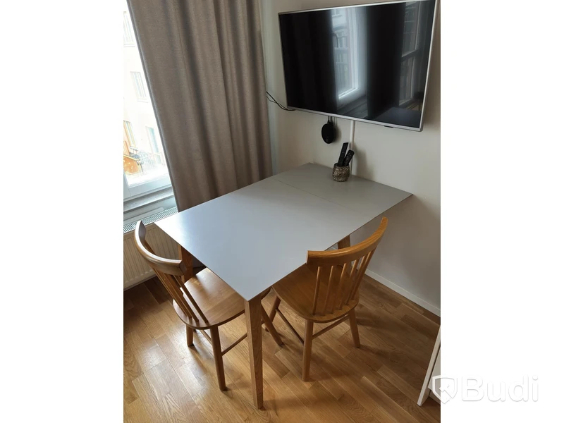 Inventarier till fullt möblerad enrummare - se alla bilder för komplett innehåll