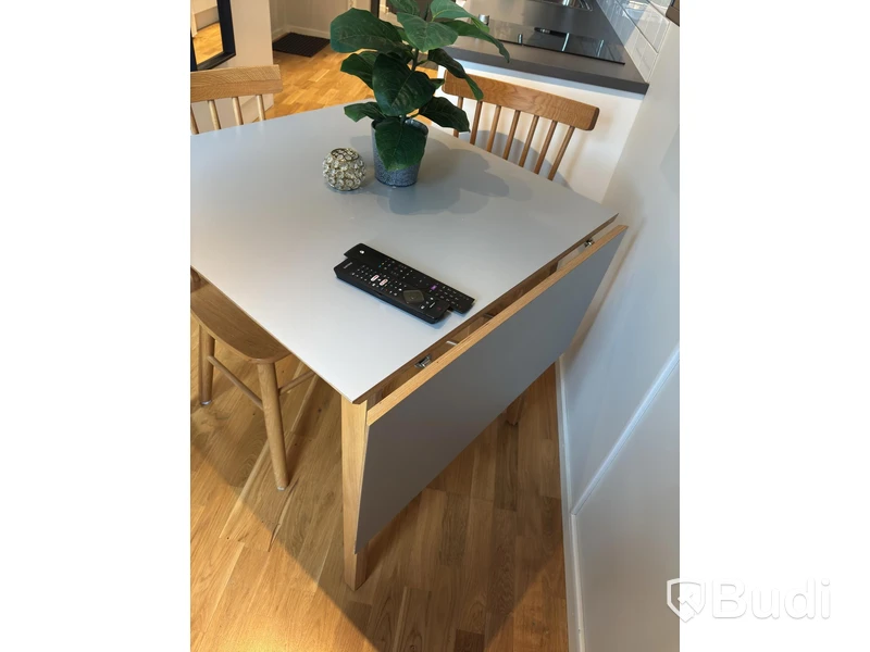 Inventarier till fullt möblerad enrummare - se alla bilder för komplett innehåll