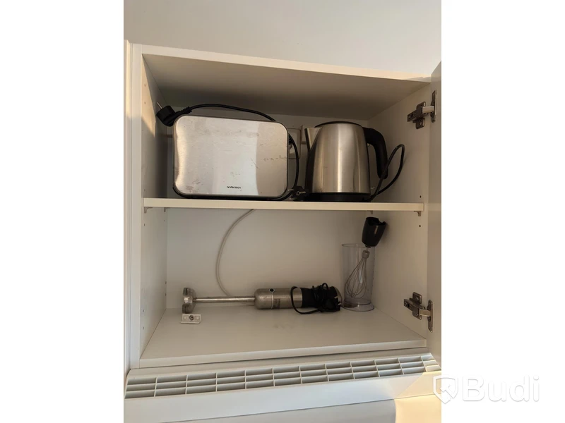 Inventarier till fullt möblerad enrummare - se alla bilder för komplett innehåll