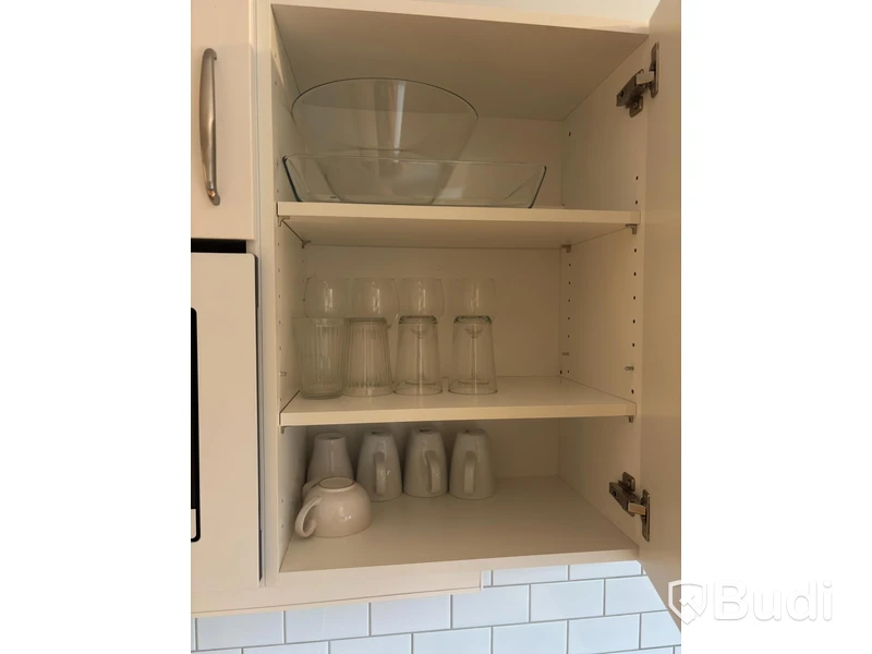 Inventarier till fullt möblerad enrummare - se alla bilder för komplett innehåll