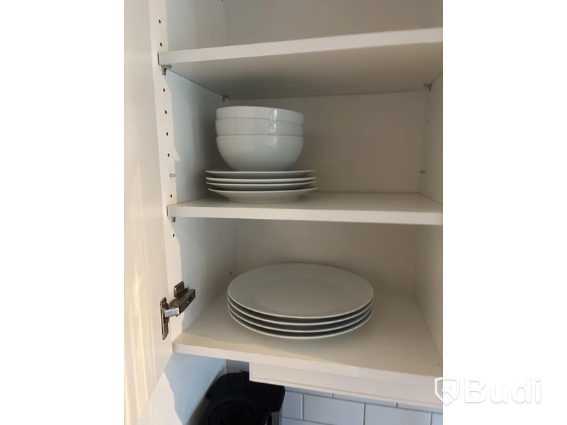 Inventarier till fullt möblerad enrummare - se alla bilder för komplett innehåll
