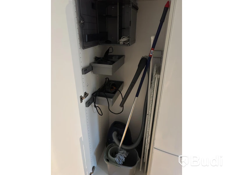 Inventarier till fullt möblerad enrummare - se alla bilder för komplett innehåll