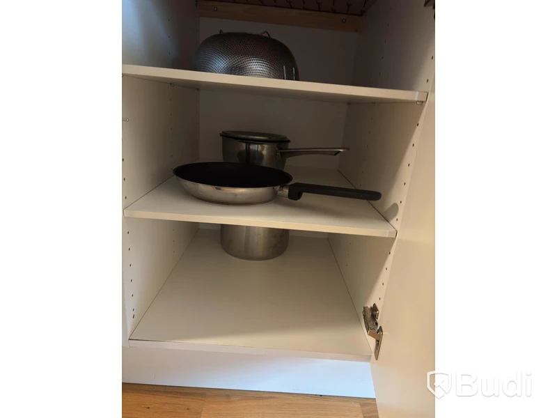 Inventarier till fullt möblerad enrummare - se alla bilder för komplett innehåll