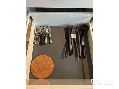 Inventarier till fullt möblerad enrummare - se alla bilder för komplett innehåll