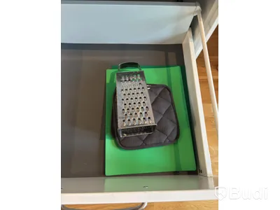 Inventarier till fullt möblerad enrummare - se alla bilder för komplett innehåll