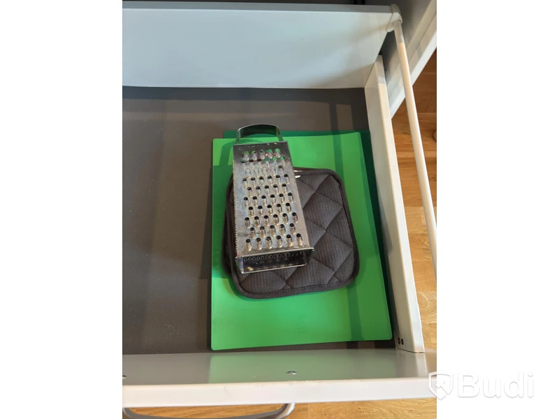 Inventarier till fullt möblerad enrummare - se alla bilder för komplett innehåll