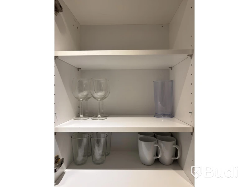 Inventarier till fullt möblerad enrummare - se alla bilder för komplett innehåll