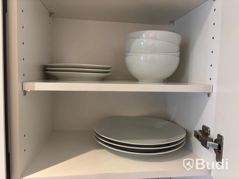 Inventarier till fullt möblerad enrummare - se alla bilder för komplett innehåll