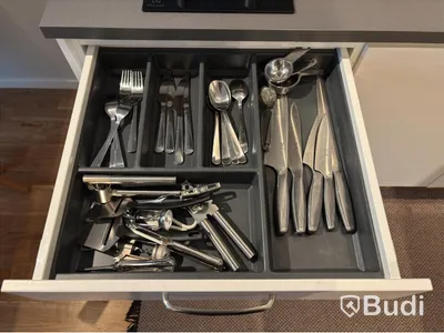 Inventarier till fullt möblerad enrummare - se alla bilder för komplett innehåll