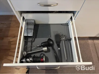 Inventarier till fullt möblerad enrummare - se alla bilder för komplett innehåll