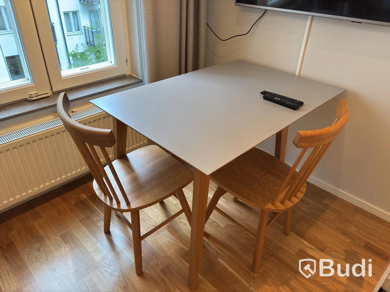 Inventarier till fullt möblerad enrummare - se alla bilder för komplett innehåll