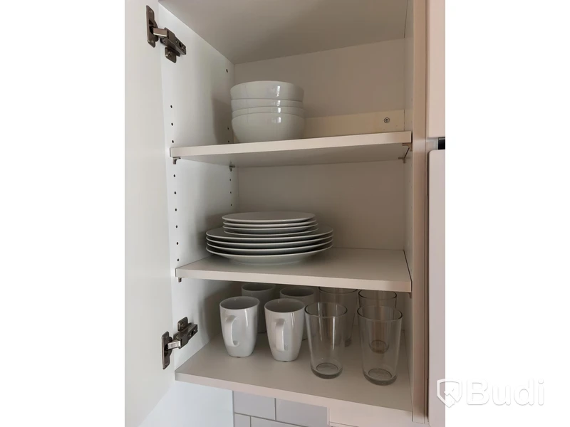 Inventarier till fullt möblerad enrummare - se alla bilder för komplett innehåll
