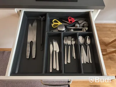 Inventarier till fullt möblerad enrummare - se alla bilder för komplett innehåll