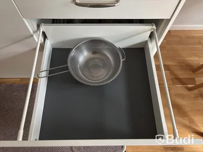 Inventarier till fullt möblerad enrummare - se alla bilder för komplett innehåll