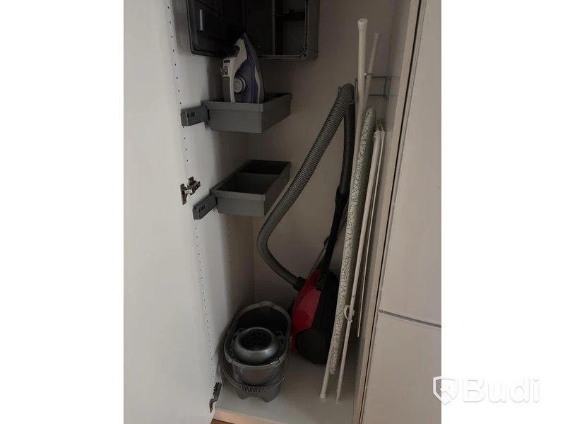 Inventarier till fullt möblerad enrummare - se alla bilder för komplett innehåll