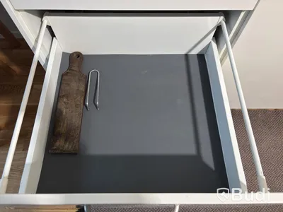 Inventarier till fullt möblerad enrummare - se alla bilder för komplett innehåll