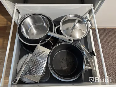 Inventarier till fullt möblerad enrummare - se alla bilder för komplett innehåll