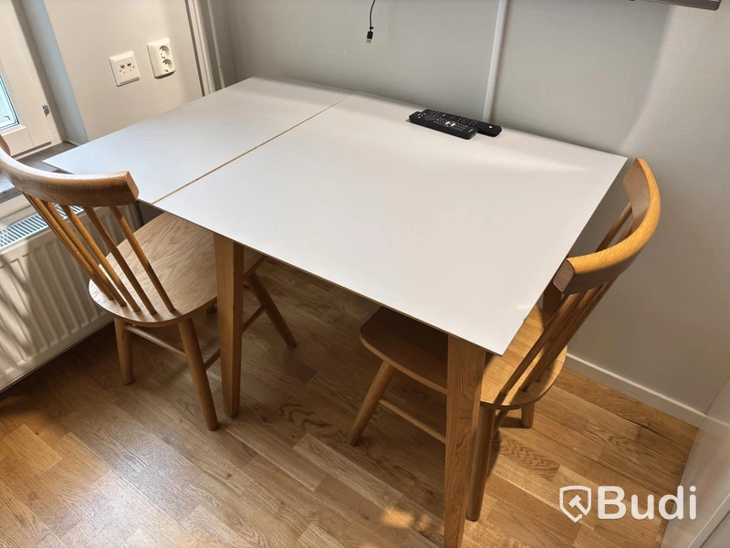 Inventarier till fullt möblerad enrummare - se alla bilder för komplett innehåll