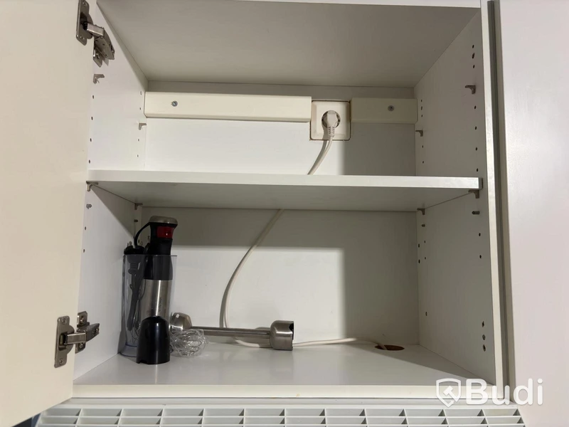 Inventarier till fullt möblerad enrummare - se alla bilder för komplett innehåll