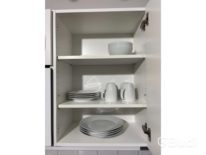 Inventarier till fullt möblerad enrummare - se alla bilder för komplett innehåll