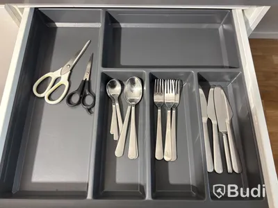 Inventarier till fullt möblerad enrummare - se alla bilder för komplett innehåll