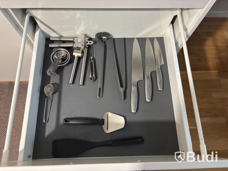 Inventarier till fullt möblerad enrummare - se alla bilder för komplett innehåll