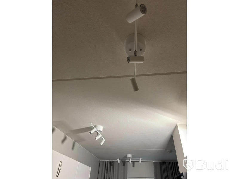Inventarier till fullt möblerad enrummare - se alla bilder för komplett innehåll