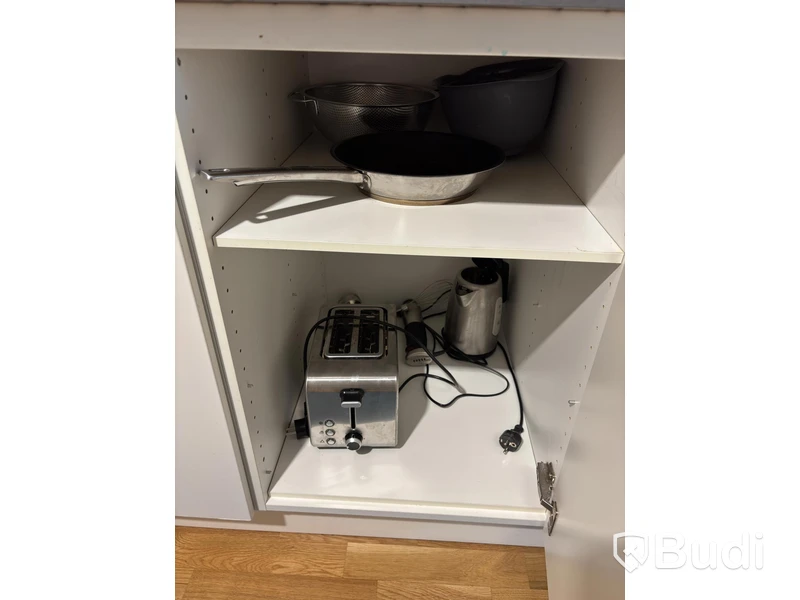 Inventarier till fullt möblerad enrummare - se alla bilder för komplett innehåll