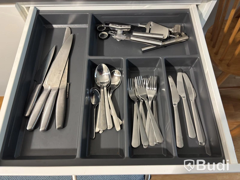 Inventarier till fullt möblerad enrummare - se alla bilder för komplett innehåll