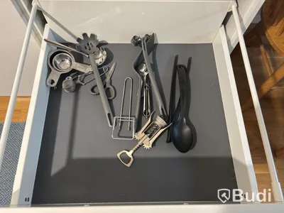 Inventarier till fullt möblerad enrummare - se alla bilder för komplett innehåll