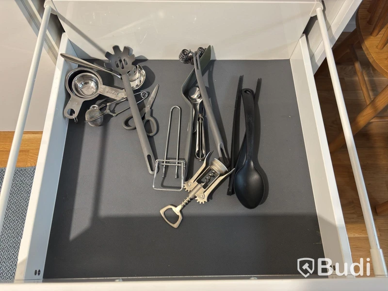 Inventarier till fullt möblerad enrummare - se alla bilder för komplett innehåll