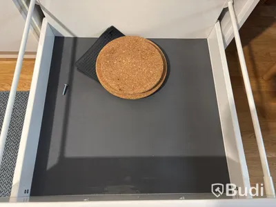 Inventarier till fullt möblerad enrummare - se alla bilder för komplett innehåll