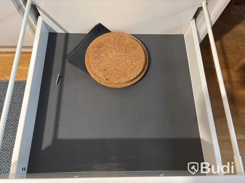 Inventarier till fullt möblerad enrummare - se alla bilder för komplett innehåll