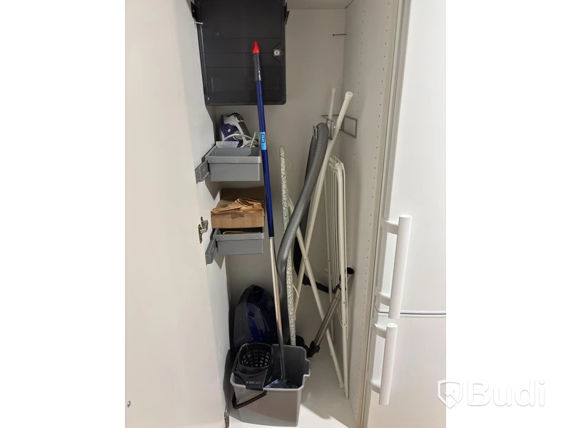 Inventarier till fullt möblerad enrummare - se alla bilder för komplett innehåll