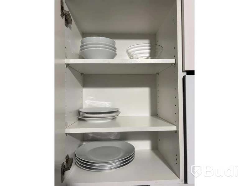 Inventarier till fullt möblerad enrummare - se alla bilder för komplett innehåll
