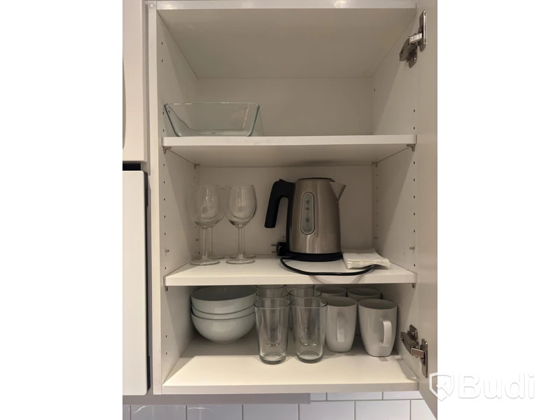 Inventarier till fullt möblerad enrummare - se alla bilder för komplett innehåll