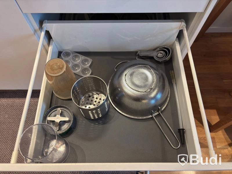 Inventarier till fullt möblerad enrummare - se alla bilder för komplett innehåll