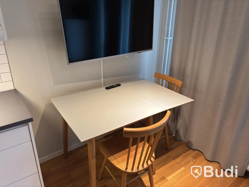 Inventarier till fullt möblerad enrummare - se alla bilder för komplett innehåll
